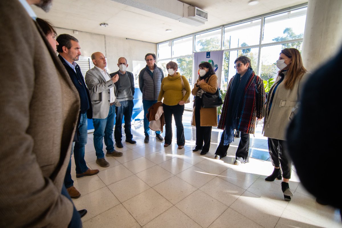 ClusterCba's tweet photo. #Vinculación
Recibimos la visita de @ApolitoMaria y le presentamos cómo se trabaja en el #NodoAI, una iniciativa conjunta entre lo académico, lo público y lo privado.
#Córdoba muestra de qué manera se construye conocimiento de Ciencia de Datos y se desarrollan soluciones en #IA https://t.co/spk9USgJpY