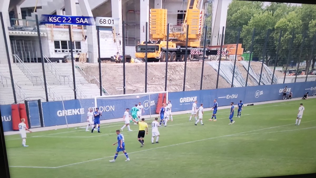 SandroCalabruso's tweet photo. @schindera Gerade läuft ähnlich hochklassiger Fußball wie damals. https://t.co/MAwh1xe4ba
