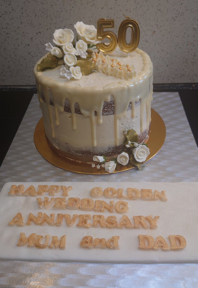 CuppyCC's tweet photo. This week's cake. Chocolate cake with white chocolate frosting and sugar flowers. #CuppyCC 
#goldenweddinganniversary #yum https://t.co/1j4bEqiur2