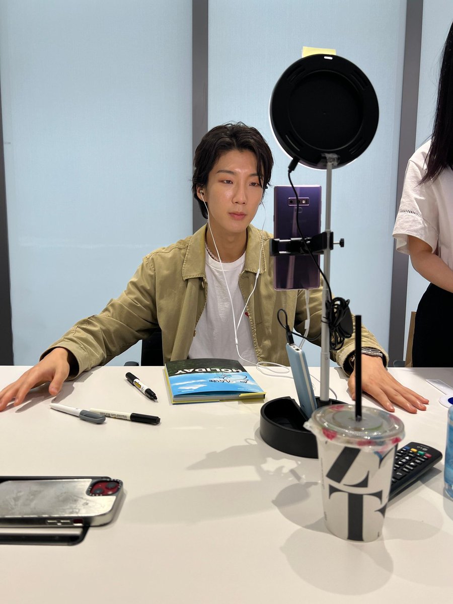 [ 220709 MINO UPDATE📷 ]
🐻 : Hoony hyung who is curious about the video signing system
#송민호 #MINO <a href="/official_mino_/">official_mino_</a>