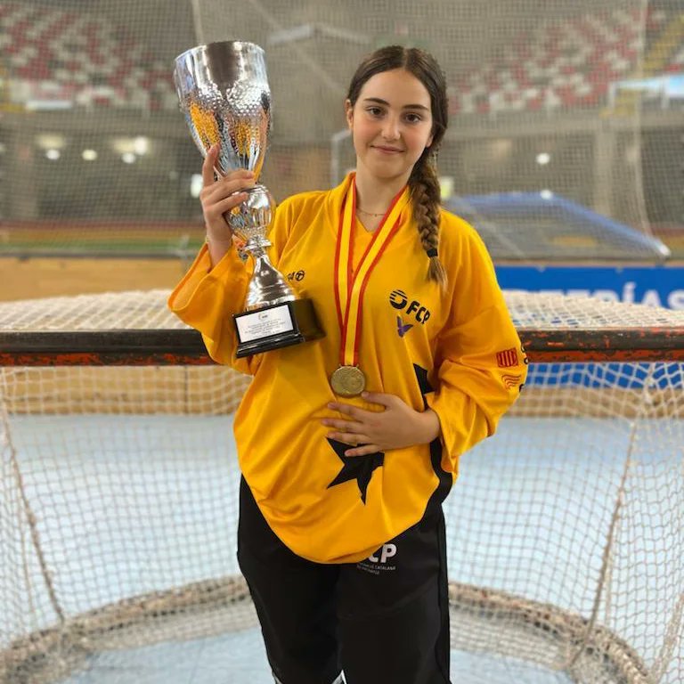 Felicitem a la nostra jugadora Xenia Oliveras q s’ha procalamt campiona d’Espanya en la modalitat de hoquei linia amb la selecció catalana.
Moltes felicitats campiona..!!