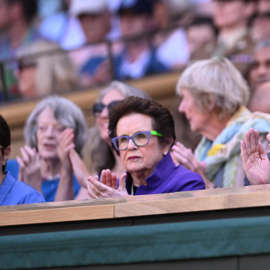 A King greets a Dame 👑

Welcome to the Royal Box, Maggie Smith 🎭

#Wimbledon | #CentreCourt100 | <a href="/BillieJeanKing/">Billie Jean King</a>