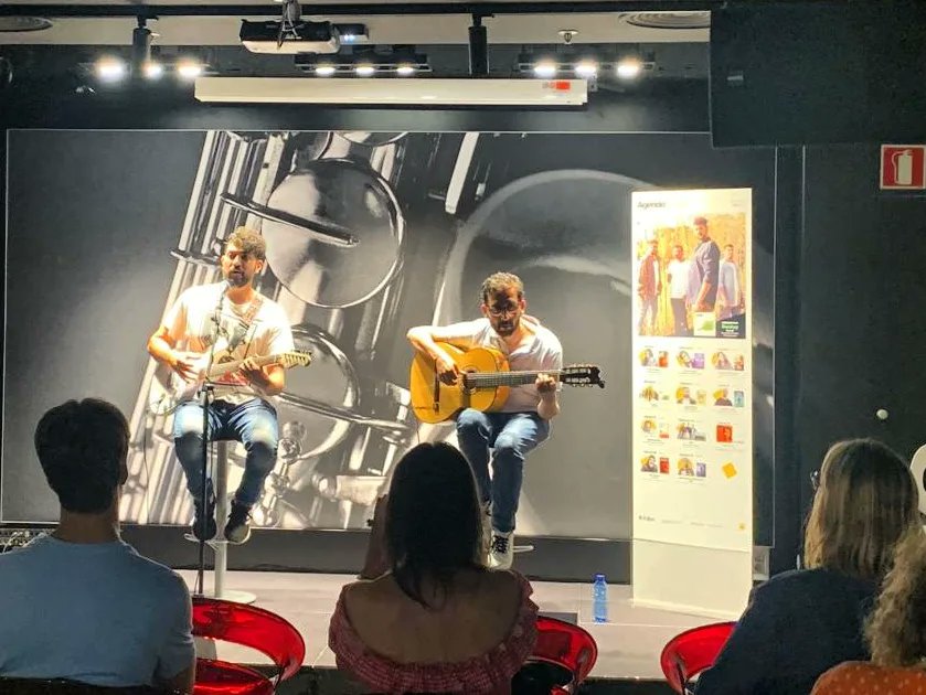 SonakayOficial's tweet photo. Eta atzo Bilbon! Mila esker @fnac_esp eta bertaratu zineten guztioi!
FNAC es, precisamente, uno de los principales puntos de venta donde podéis encontrar nuestro nuevo #disco #SURTE.
¡Gracias por el cariño que nos dais!
🍀❤️
@Syntorama https://t.co/XsD3rLuWYV