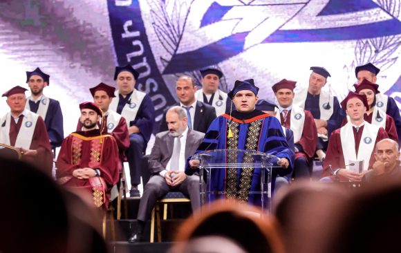 polytech_am's tweet image. «Դուք պետք է լինեք հաջողակ, հաջողված, ստեղծարար, ստեղծագործ»․
ՀԱՊՀ ռեկտոր Գոռ Վարդանյանի շնորհավորական ուղերձը Պոլիտեխնիկի թվով 89-րդ շրջանավարտների ավարտական երեկոյին
➡️ bit.ly/3uuPfe7
#Պոլիտեխնիկ #Polytechnic #graduation2022 #graduation #students #tech #education