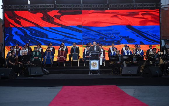 polytech_am's tweet image. «Հավատում եմ, որ համալսարանից դուրս եք գալիս Հայաստանն ամեն օրվա հետ ավելի լավը դարձնելու առաքելությամբ»․ ՀՀ վարչապետ Նիկոլ Փաշինյանի շնորհավորանքը Պոլիտեխնիկի թվով 89-րդ շրջանավարտների ավարտական երեկոյին
➡️ bit.ly/3bV5xGD
#Պոլիտեխնիկ #Polytechnic #tech #education