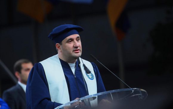 polytech_am's tweet image. «Դուք հետադարձ չունեք, հիրավի պոլիտեխնիկցի եք» Team Telecom Armenia-ի գլխավոր տնօրեն Հայկ Եսայանի ելույթը ՀԱՊՀ թվով 89-րդ շրջանավարտների ավարտական երեկոյին
➡️ bit.ly/3AM9p7B
#Պոլիտեխնիկ #Polytechnic #graduation2022 #tech #education #students #university