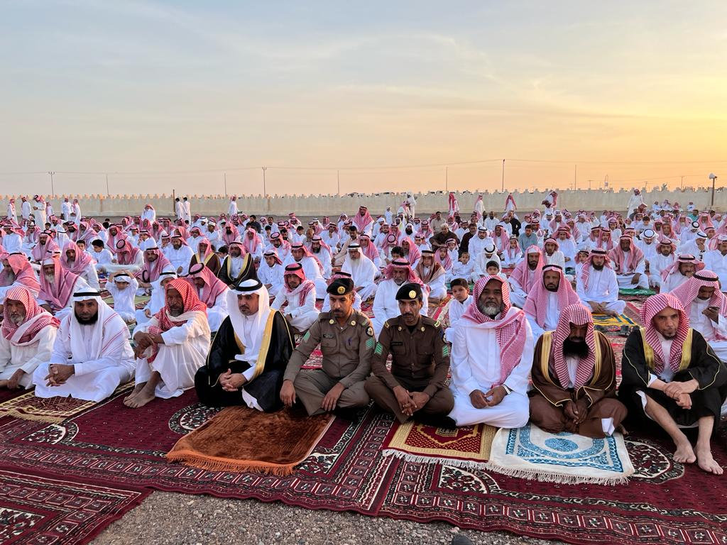 alnakheeel's tweet photo. أدى جموع من المصلين صلاة عيد الاضحى المبارك بمصلى العيد ( بالصمد ) بالنخيل يتقدمهم رئيس مركز النخيل الاستاذ/ ضيف الله بن غانم الحويفي ورئيس مخفر شرطة النخيل المكلف / ماجد بن سليمان العوفي ، وكل عام وانتم بخير https://t.co/YnoVffUu9V