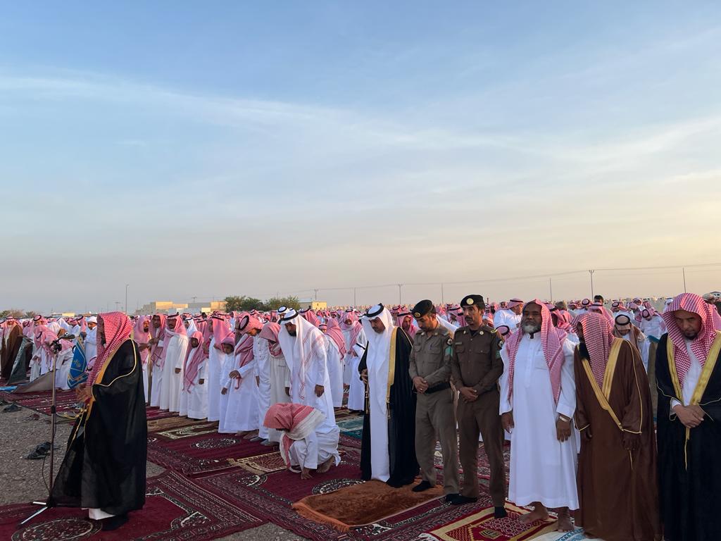 alnakheeel's tweet photo. أدى جموع من المصلين صلاة عيد الاضحى المبارك بمصلى العيد ( بالصمد ) بالنخيل يتقدمهم رئيس مركز النخيل الاستاذ/ ضيف الله بن غانم الحويفي ورئيس مخفر شرطة النخيل المكلف / ماجد بن سليمان العوفي ، وكل عام وانتم بخير https://t.co/YnoVffUu9V