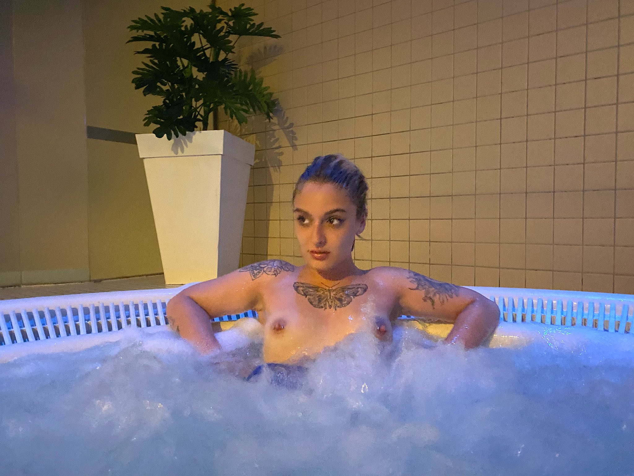 TW Pornstars - Lady Luthien  Top 3% 🔥. Twitter. RT if you want to get in  the hot tub with me. RT si quieres. 2:04 PM - 9 Jul 2022