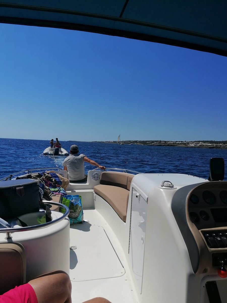 RhrJaime's tweet photo. Alquilamos un barco y se nos jode el motor, nos tienen que remolcar unos italianos https://t.co/D01hXEzZRK