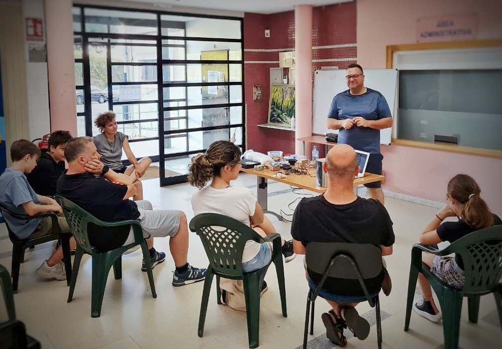 raivenra's tweet photo. Impartiendo el "Taller sobre reparación y reciclaje de altavoces" y cacharrada musical variada, en el Banco de reciclaje del @ConcelloAmes
#Reciclaje #Music https://t.co/zBlJcUcAjh
