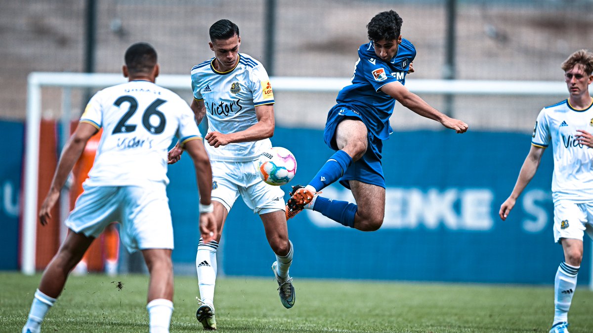 KarlsruherSC's tweet photo. #ABPFIFF! Wir verlieren das letzte Testspiel der Vorbereitung 2022/23 gegen den @ersterfcs mit 2:3.
Wie war das nochmal mit der Generalprobe...? Nächste Woche zählt's! 💙🔥 Wir sehen uns morgen beim Familientag! 😍
#KSCmeineHeimat #KSCFCS https://t.co/qbS9H8Uhgf