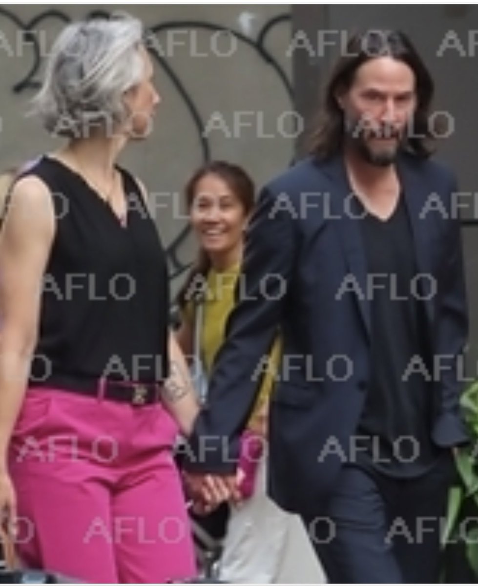 Jessica07476852's tweet photo. La  estadía en NYC fue planificada como todas las demás?.  Se echó agua en el pelo😂? .  #KeanuReeves #alexandragrant #berlin2020 #matrix4 https://t.co/2mpAD3TPZg