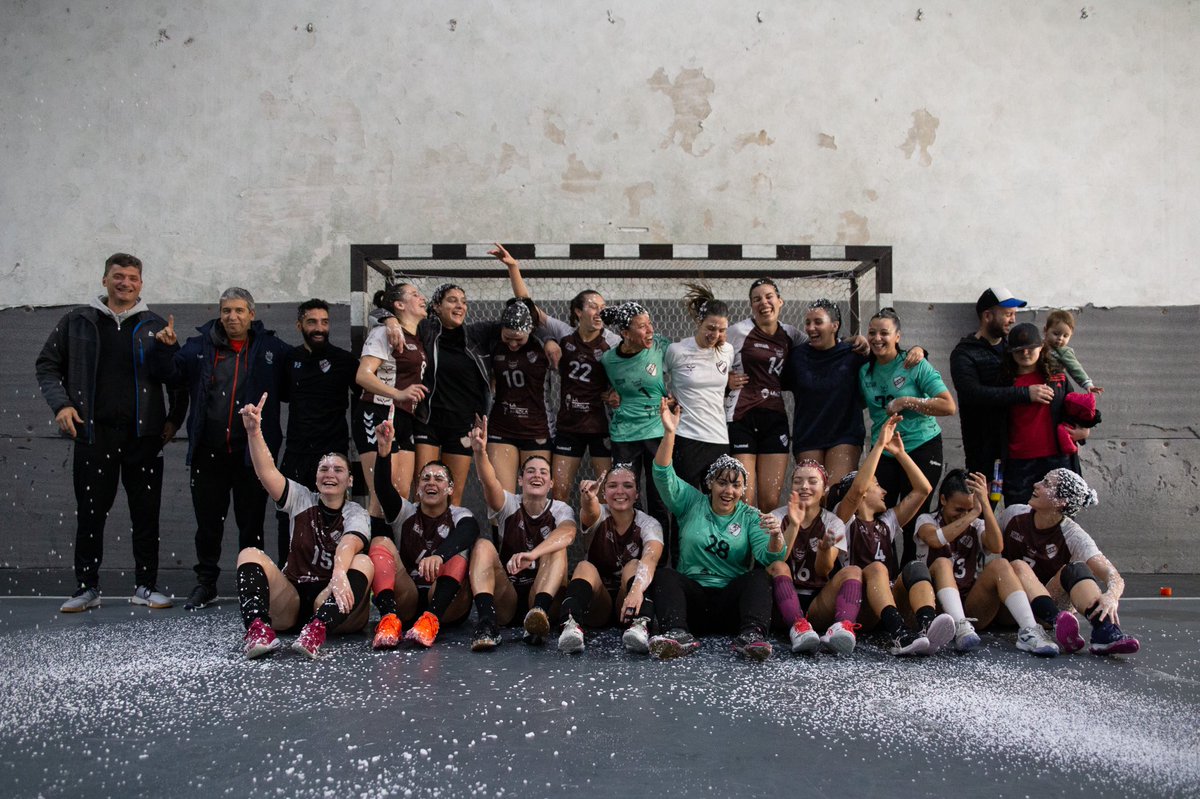 caplatense's tweet photo. [Handball] #Mayores #Damas #PrimeraDivisión @femebal 

🦑🏆 ¡LAS CALAMARES SON CAMPEONAS!

✅ Se adjudicaron el Torneo Apertura, tras vencer a Comunicaciones por 23-14 en una gran campaña.

🔢 El equipo de Román Bravo sueña con subir a la Liga de Plata.

#SiemprePlatense🤎 https://t.co/xWdws0Ibtm