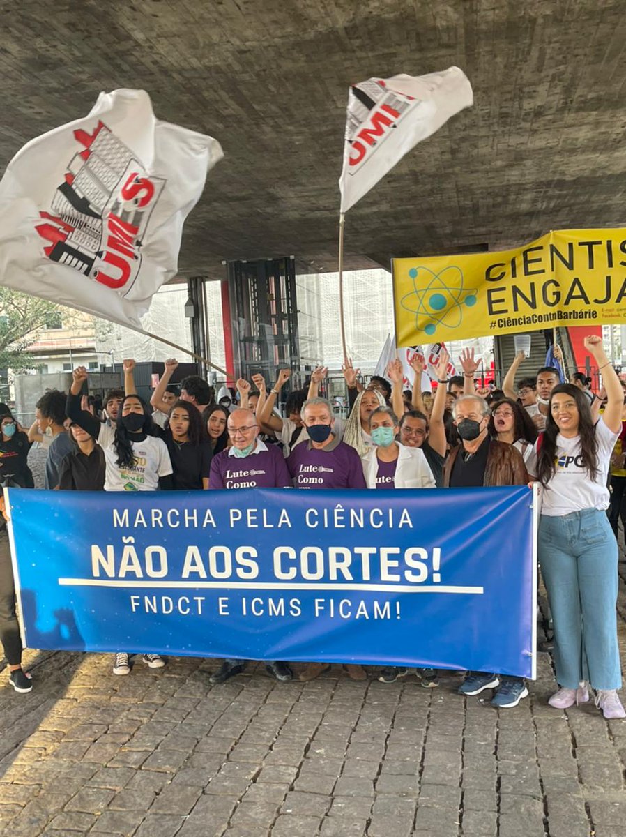 ricardogalvaosp's tweet photo. Ontem foi o dia nacional da ciência e infelizmente não temos muitos motivos para comemorar. Fomos à rua com a Marcha Pela Ciência dizer não aos cortes que o governo tem feito nos últimos anos. 

Lute como um cientista! https://t.co/Pwt4mCtYpK