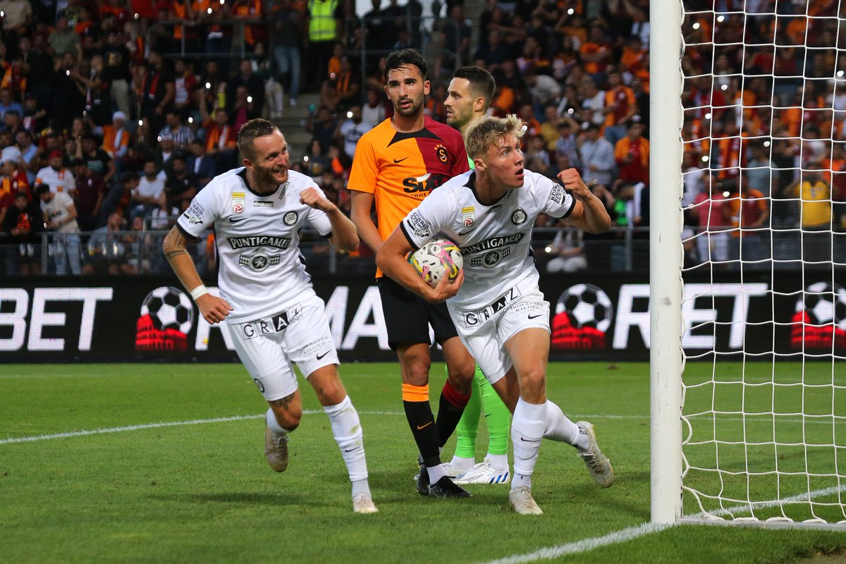Wir schlagen <a href="/GalatasaraySK/">Galatasaray SK</a> im letzten Testspiel der Vorbereitung vor 7.562 Fans in Liebenau mit 2:1. Rasmus #Højlund trifft innerhalb von drei Minuten doppelt. 
#sturmgraz #STUGAL #Friendlies2022 #SturmTifo 
______________ 
STU 2:1 GAL | ⏱️FT'