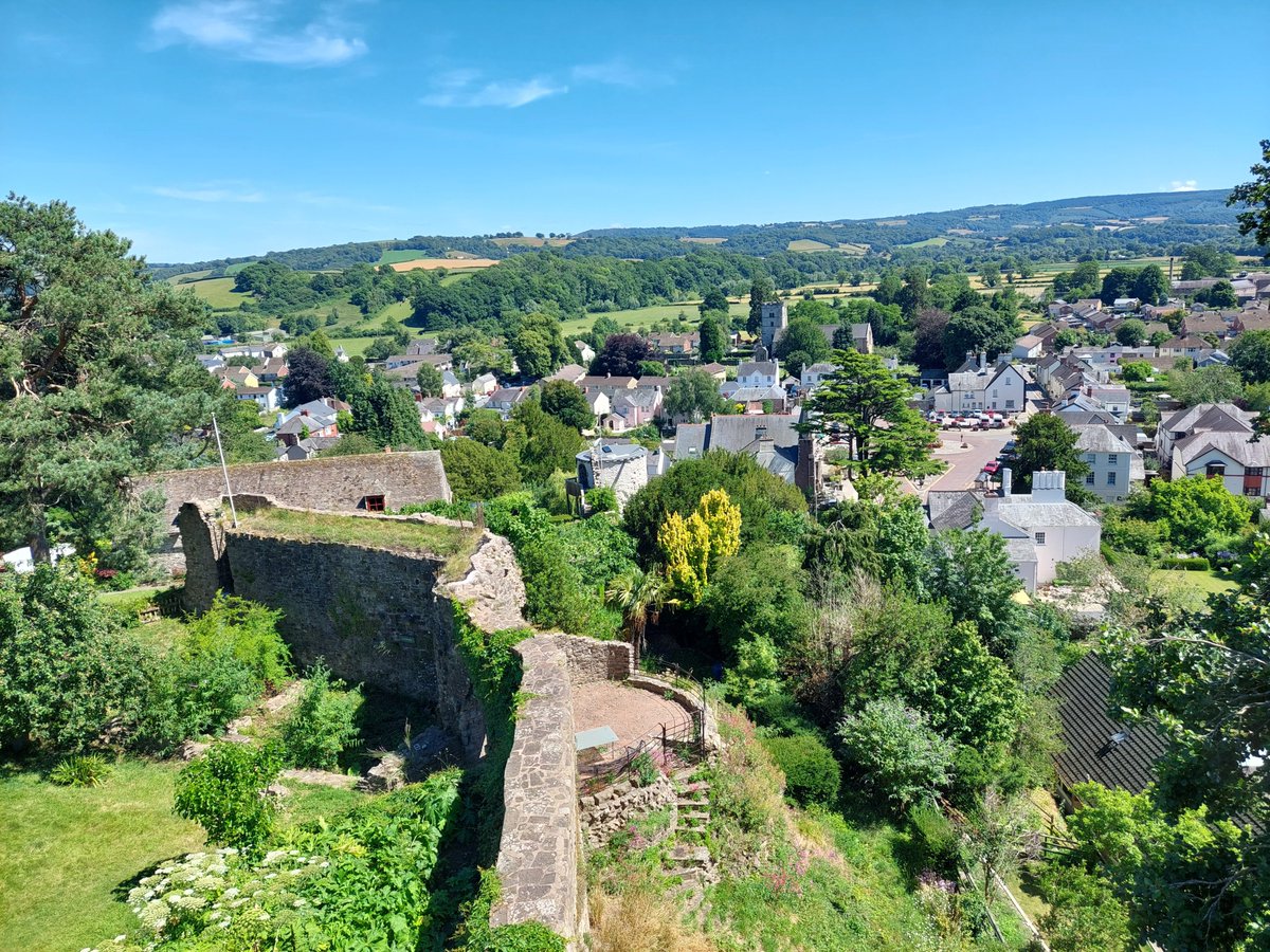 View of the town from Usk Castle. This would have been very familiar to #cecily and #richarddukeofyork. Wonderful place to visit... @MortimerSociety @VikingBooksUK @immmy