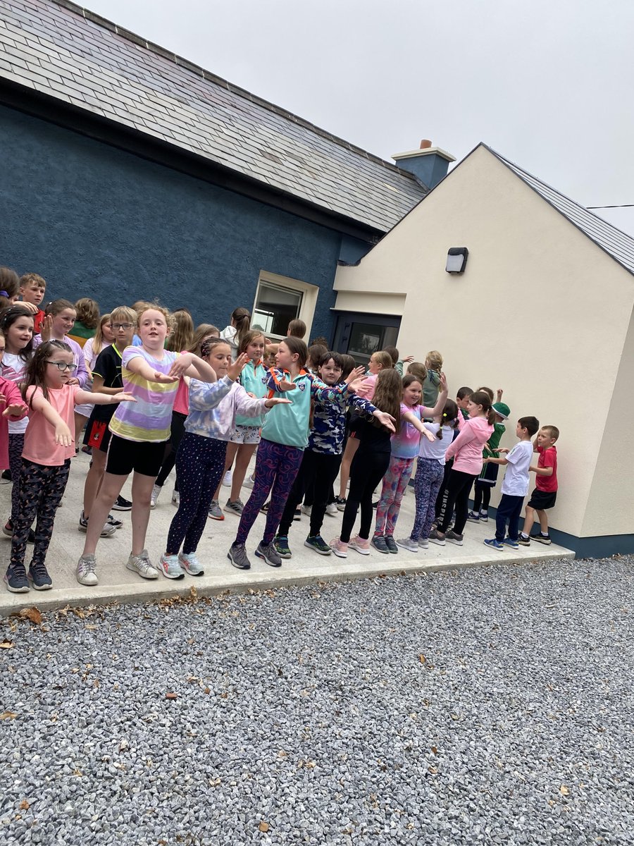 gc_cill's tweet photo. Ag damhsa amuigh faoin aeir! https://t.co/KSXosAsRsb