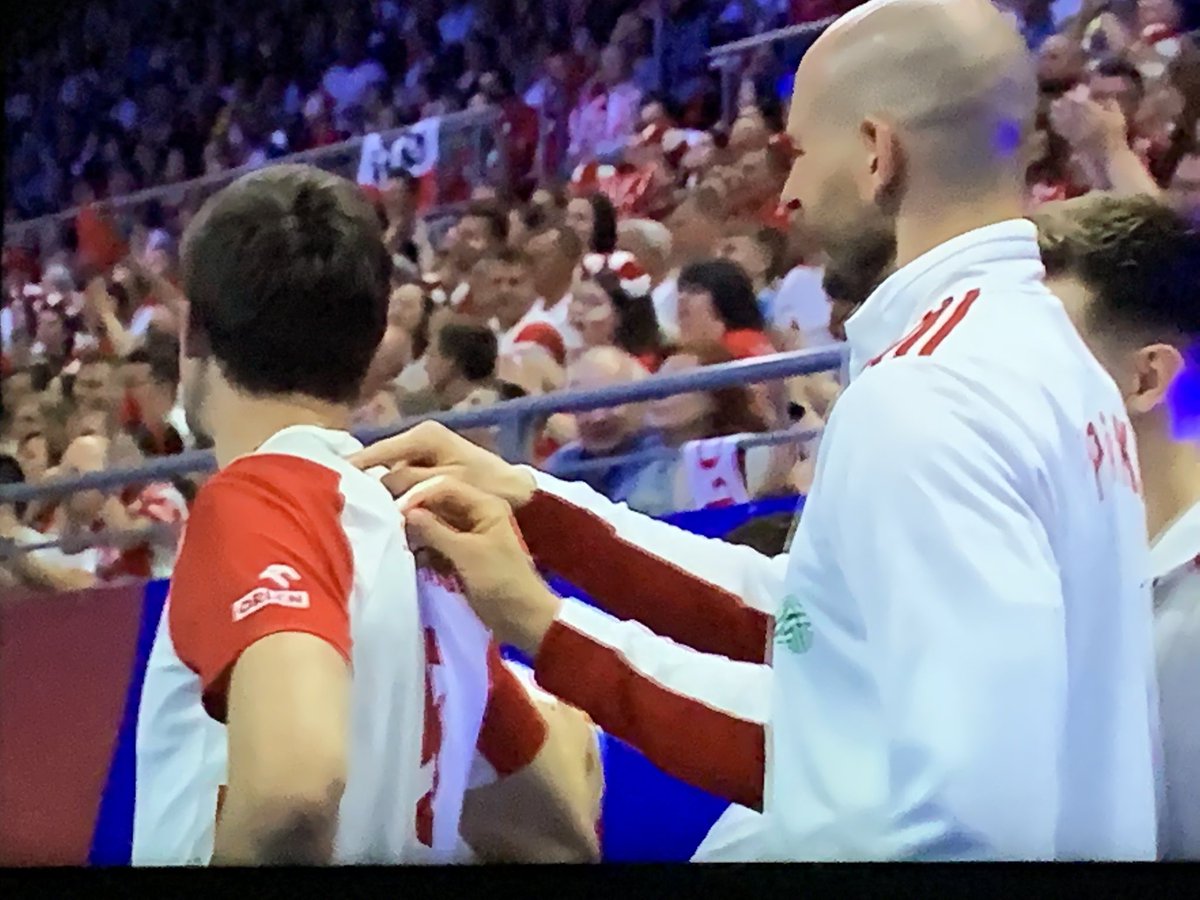 monsterbloxk's tweet photo. Bartek co robisz w reprezentacji? 

Bartek: 

#gangłysego https://t.co/cd2yfQZmnq