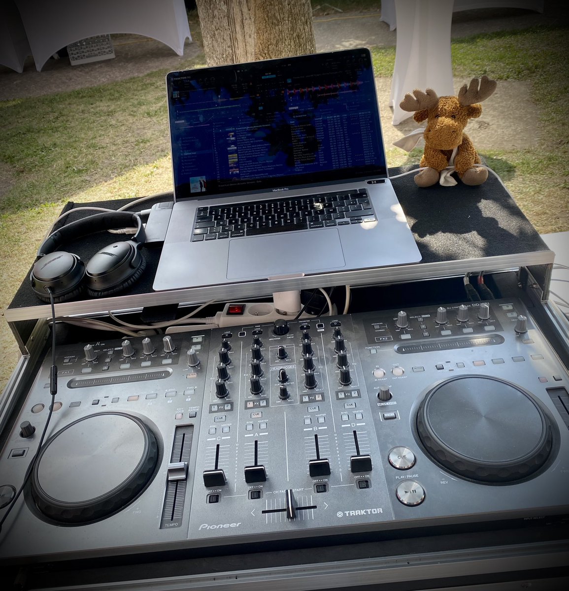 dadoonet's tweet photo. And #elky is just listening to her daddy mixing for a wedding. Was not expected but so great to do this again! https://t.co/vYw2FcmNwd