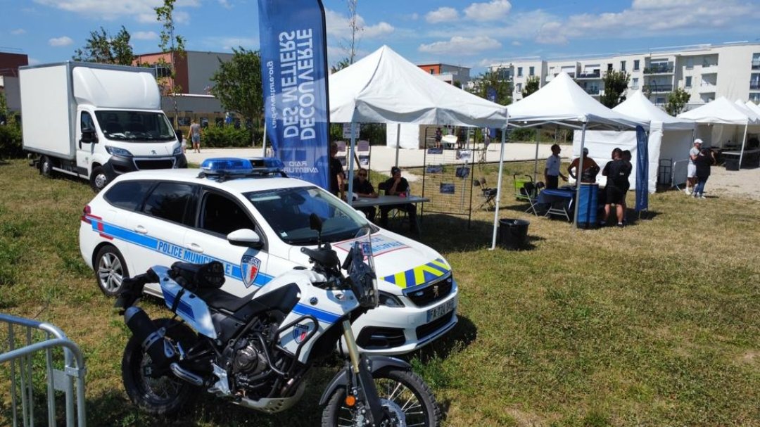 RaidAventureRAO's tweet photo. Aujourd'hui le #Prox était à #SaintLeuLaForet (95). À nos côtés la #PoliceMunicipale et les #policiers de l'#UPREC. Pour cette occasion, les candidats aux concours d'entrée dans la @PoliceNationale ont pu venir se tester sur l'épreuve du parcours d'habileté motrice #PHM https://t.co/0XswC5S8Qj