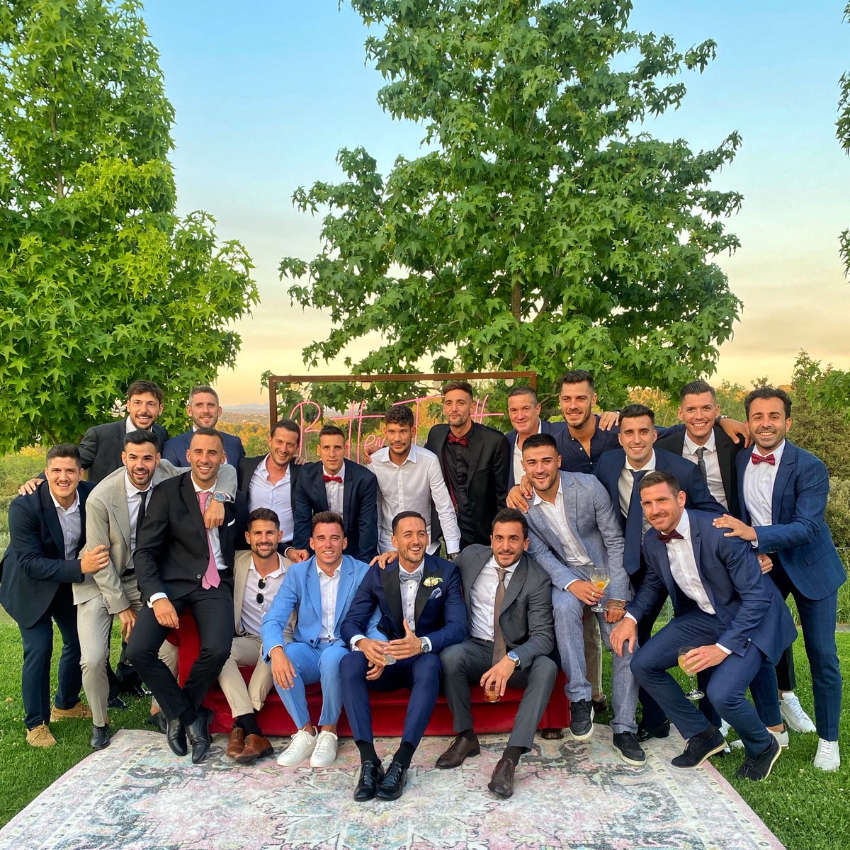 TerrassaFC's tweet image. 😍 Tota la 𝗳𝗮𝗺í𝗹𝗶𝗮 del @TerrassaFC (+ @gonzabeto8 🫶🤷‍♂️😂😎), amb @Xalexfernandez durant un dia tan especial com el d’avui!

♾️ PRESENT, PASSAT I FUTUR TERRASSISTA

🥺 Que siguis molt feliç!
❤️‍🔥 Sempre terrassista!
🥰 Sempre Àlex Fernández!
❤️🤍 Sempre #TerrassaFC!