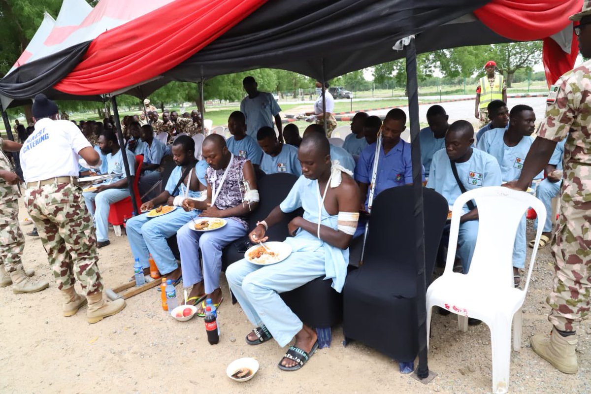 moreinobent's tweet photo. Eid Celebrations with Svc chiefs represented. Troops and especially the wounded in action personnel all wine and dine for Sallah with commanders. To our fallen heroes not here, your labor shall never been in vein. God bless our country, long live the armed forces of Nigeria https://t.co/nngmX6v10B