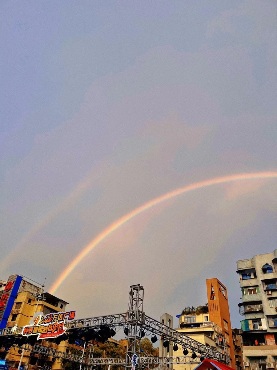 LN20021214's tweet photo. 下午的天空雨过天晴之后有了彩虹，天空有点浑黄，心中莫名有些许的伤感 https://t.co/3OGLn8g4SW