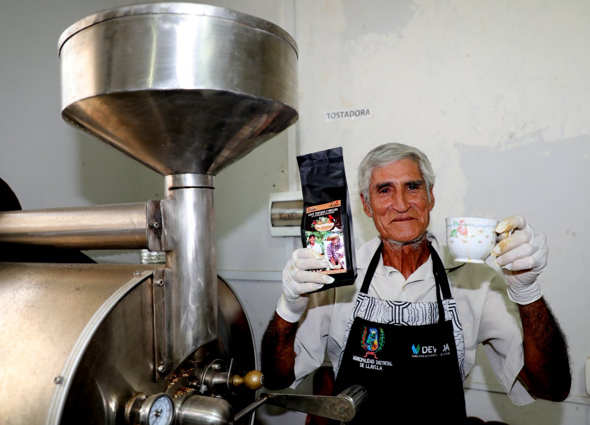 MIDIS_Pension65's tweet photo. #HistoriasQueNosUnen
Emprendimiento productivo con calidad de exportación. A sus 69 años, Máximo García Orosco, usuario de #Pensión65, produce un delicioso café aromático y orgánico en el distrito de #Llaylla, #Satipo, región #Junín.
Aquí su historia: https://t.co/HqbXPqZ08S https://t.co/h3JvpUOYKu
