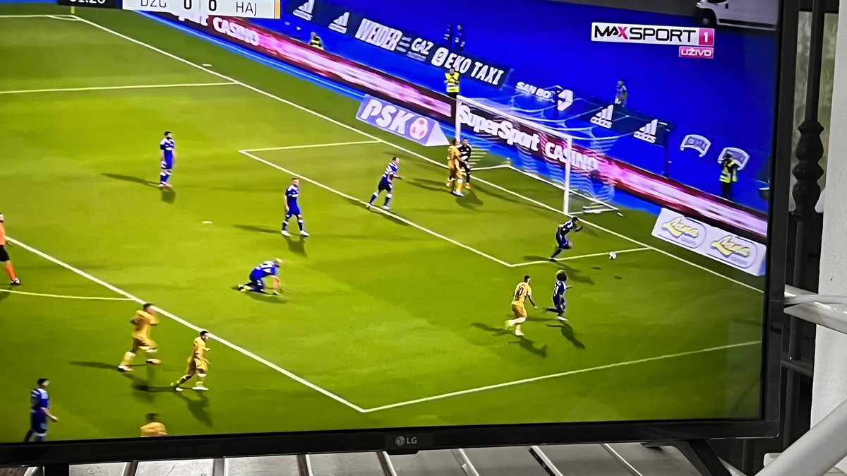 MundoMaldini's tweet photo. Mientras estáis ahí tan tranquilos debéis saber lo que está parando Kalinic para el Hajduk en la Supercopa croata. Él solo está frenando al Dinamo Zagreb. 
Y sí, hoy también supercopa en Rumanía, Polonia y Rusia 😉 https://t.co/4ohhWMpzwZ