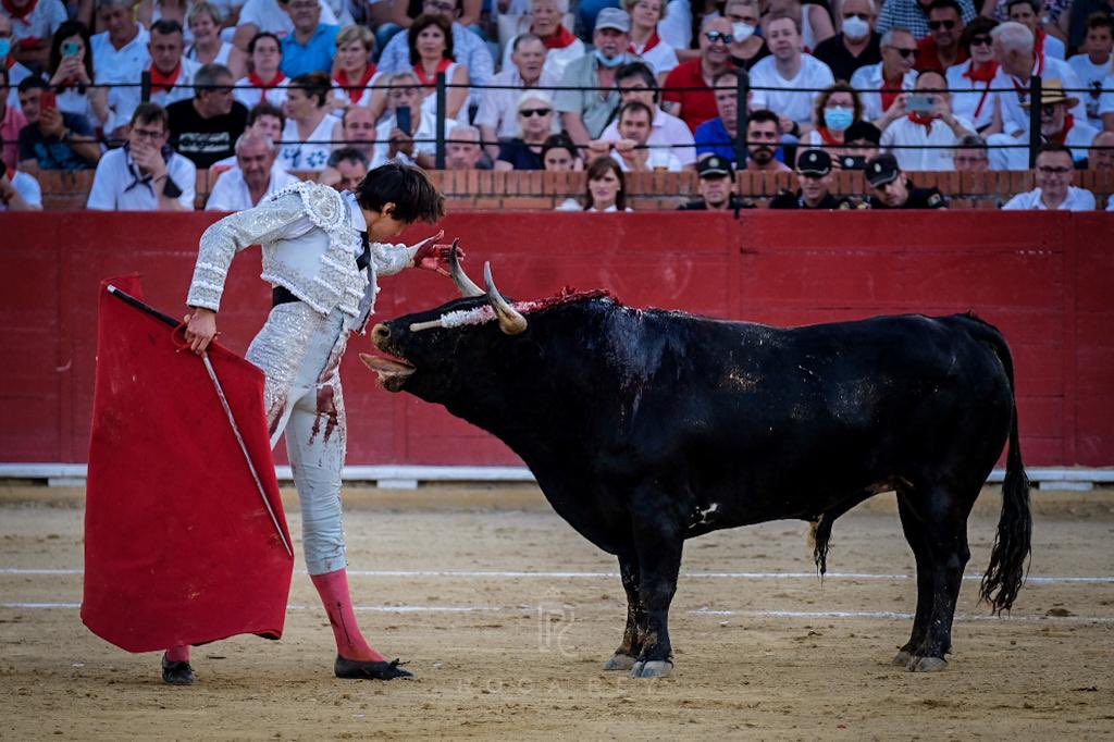 RocaRey's tweet photo. •TERUEL 🤟🏻 #rockandrolla
👂 con fuerte petición de la ✌🏻 y bronca monumental al palco… 
📸: @joserralozano https://t.co/E1ynzlTBFq