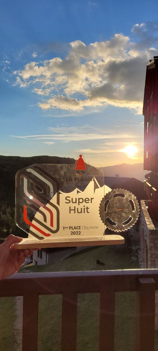 Nadine_EBR's tweet image. Et voilà, encore une belle victoire avec mon chéri en équipe mixte et un trophée de plus à ramener à la maison 😊 @LaPlagne #Super8 #double8 #mtb #CoupleGoals #vtt #victoire