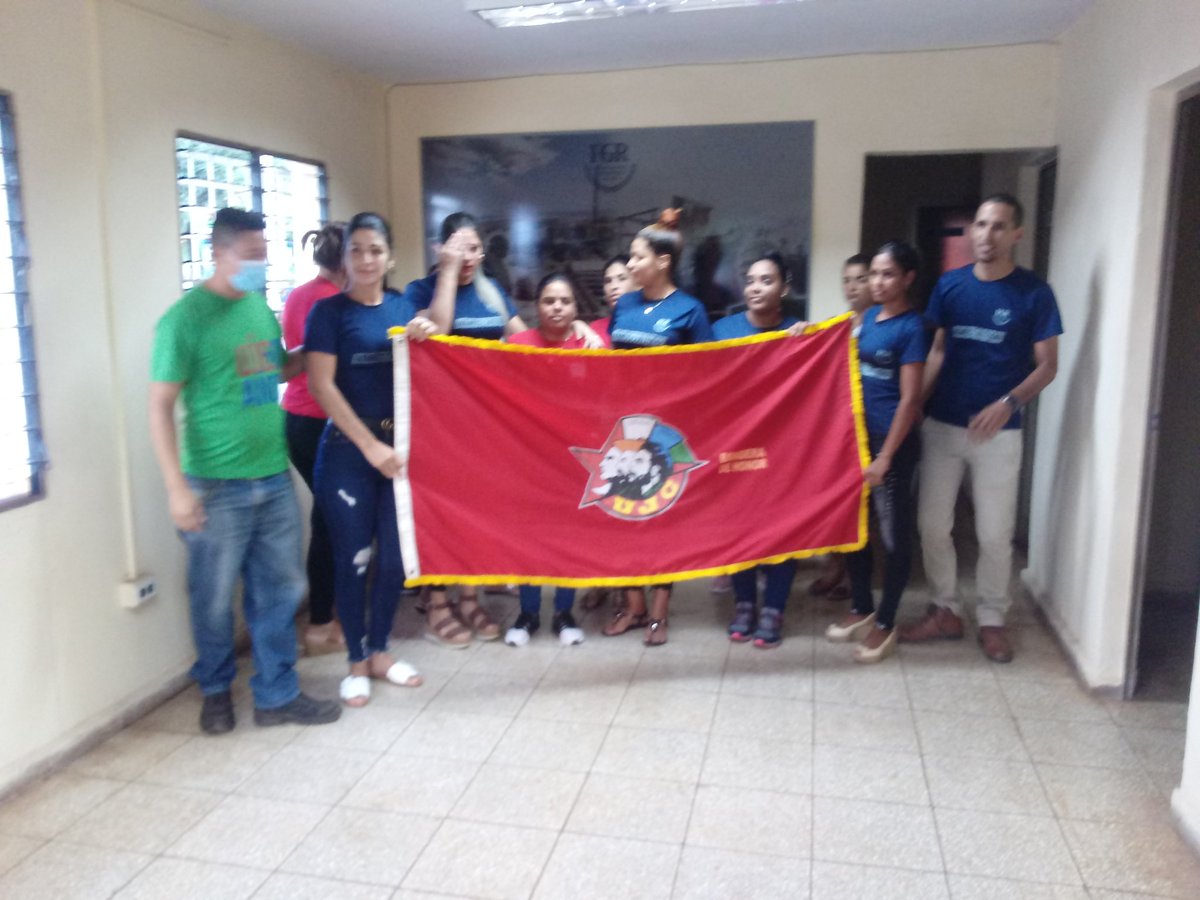 Entregan Bandera 60 aniversario de la #UJC a la Fiscalía de #Moa. Colectivo joven integrado en su mayoría por féminas que elevan la legalidad socialista en el nordeste holguinero.
<a href="/MoaTVdeCuba/">Moa TV de Cuba</a> 
<a href="/telecristaltv/">telecristal</a> 
<a href="/FGR_Cuba/">Fiscalía de Cuba</a>