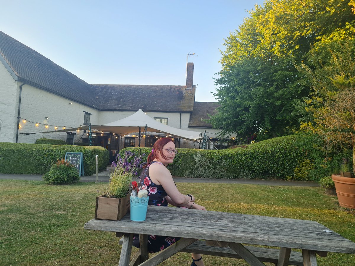 Life_of_Chelle's tweet photo. Can't beat a proper English pub 👌 https://t.co/rdhpaelkn5