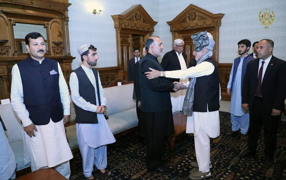 AsgharAchakzaii's tweet photo. اخترورځ دمبارکی،خوشحالی ده-ټول پښتون افغان مسلمان ملت ته دزړه له تله مبارکی واېم خوحقېقتً چی ګران افغانستان د ډېری لوئ ناقرارئ معاشی بدحالی اوپه لوي سرکي دغلامی سره مخامخ اودلته هم موږبحېثېت قام دترهګری ماوراءآئېن،قانون قېدوبنداوډېرونوروستنځوسره مخه ېو��وزکه اختردئ خوزړه ناخوښه دئ https://t.co/65KHA6MSzX