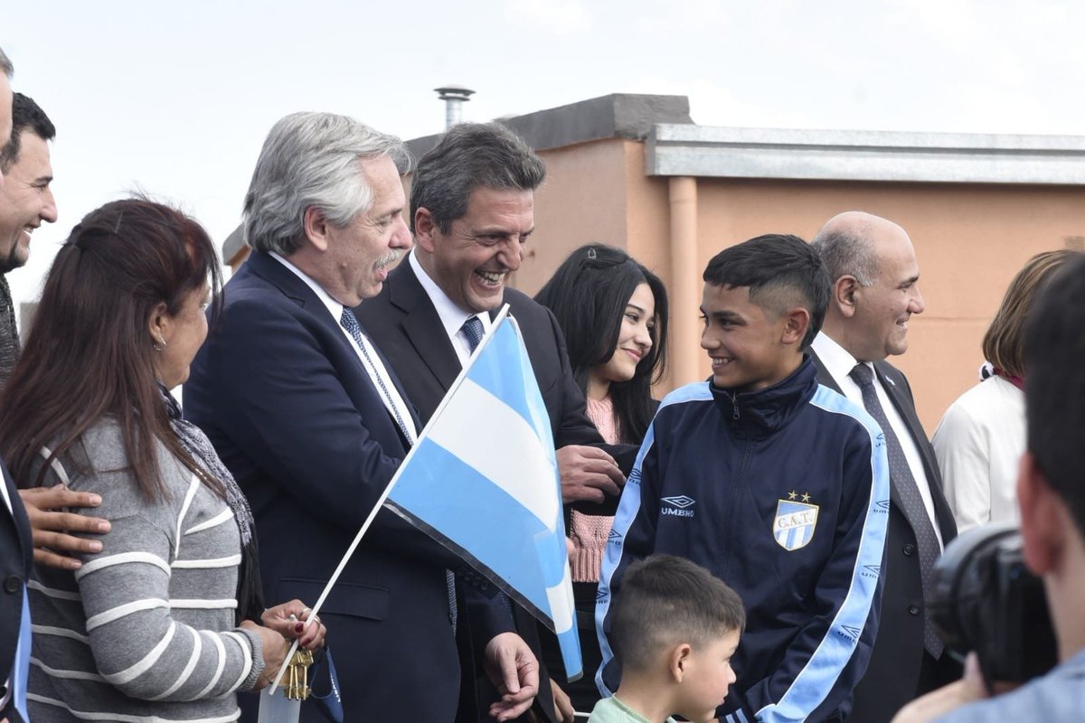 SergioMassa's tweet photo. En Tucumán, estuvimos con el presidente @Alferdez en la celebración de los 206 años de nuestra independencia. Es importante seguir el sueño que aquellos hombres y mujeres iniciaron, en 1816, de impulsar una Nación libre y soberana.

#PrimeroLaGente 🇦🇷 https://t.co/Vfyx9m7CoZ