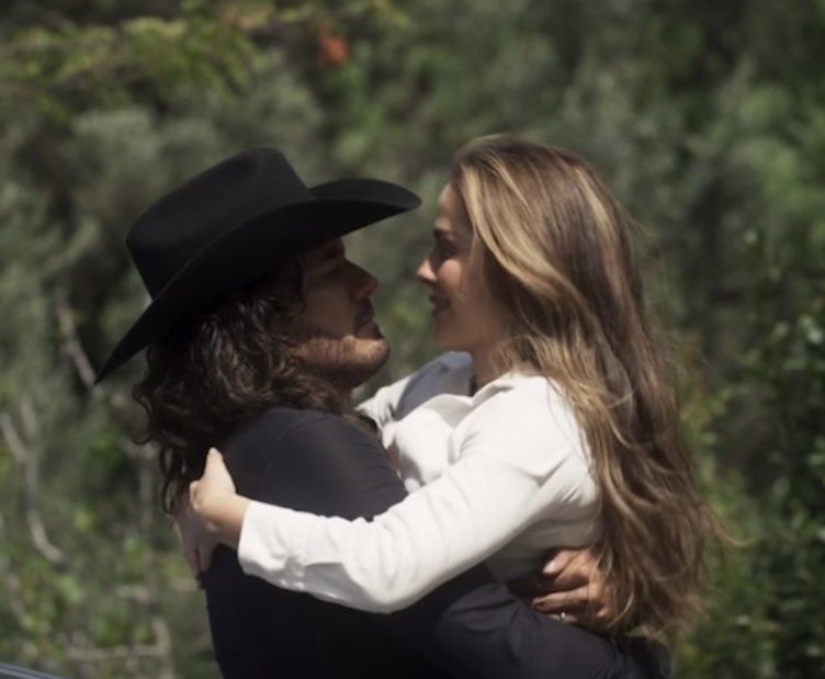 GavilanesBrasil's tweet photo. Simplemente se trata de amar y se entregar.
Así de bonito es amar y con este sentimiento...
Los años siempre serán un regalo
Para vivir y disfrutar de ese ...Bonito amor ❤️
#Normuan #pasiondegavilanes2 #NormayJuan
Este 20 de Julio gran estreno mundial por #NETFLIX
Imperdible https://t.co/ru5gP9B6ky