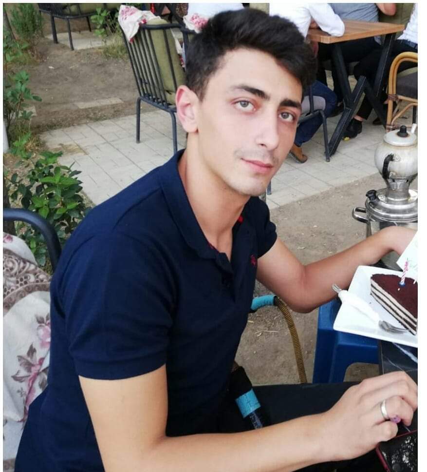 Gecedevriyesi35's tweet photo. Polis Batuhan ÖZÇELEBİ intihar ederek yaşamına son verdi. Terör kaybından daha çok polis de intiharlara şahit olmaya devam ediyoruz. Polisin canı, psikolojisi çoğunun umrunda değil!!! Bayrama kan değdi. #polislerintiharediyor 
#PolisinBayramıYok https://t.co/qSX334dow3