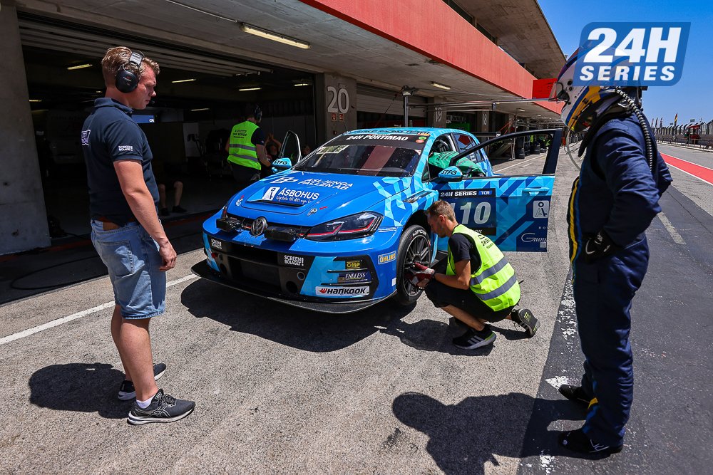 24HSERIES's tweet photo. #24HSERIES | Full turbocharger change at #LestrupRacing (110) to try and resolve an intermittent problem. That's a shame, as the VW Golf was running 5th in TCR, but there's still plenty of racing left to run.
#BBR (159) continues to lead TCE.
#24HPORTIMAO https://t.co/NrNpMzu0aX