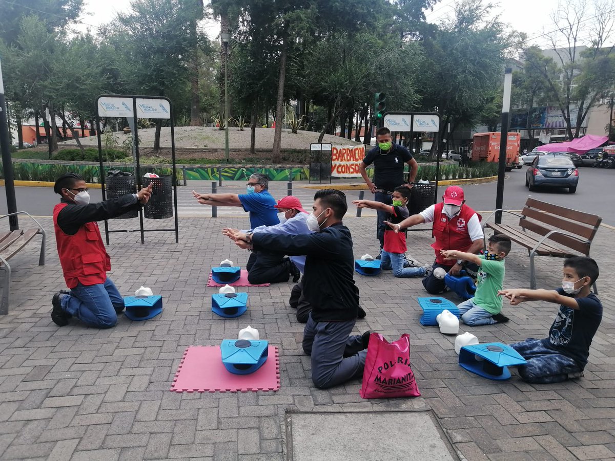 CruzRoja_MX's tweet photo. En conjunto con la @AlcaldiaMHmx, hoy nuestros #voluntarios enseñaron la técnica de Reanimación Cardio Pulmonar y cómo cuidar la salud así como adoptar hábitos saludables. 

"La unión hace la fuerza" #AyudarNosMueve ��🤝 https://t.co/RyUg2PTbrT