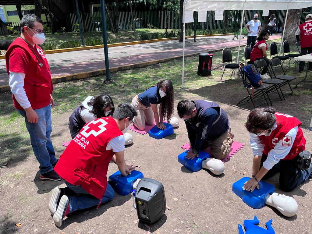 CruzRoja_MX's tweet photo. En conjunto con la @AlcaldiaMHmx, hoy nuestros #voluntarios enseñaron la técnica de Reanimación Cardio Pulmonar y cómo cuidar la salud así como adoptar hábitos saludables. 

"La unión hace la fuerza" #AyudarNosMueve ��🤝 https://t.co/RyUg2PTbrT