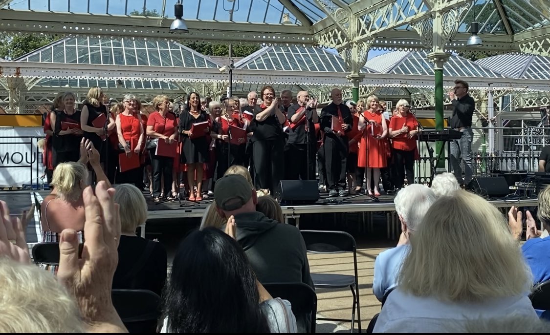 LinskillChoir's tweet photo. We had a fantastic time performing at Tynemouth metro station today, our contribution to the Mouth of the Tyne 2022 festival. Thanks to everyone who came along to support us❤️🖤🎶🎹🎹🎹🎶 #localchoirs #mouthoftynefestival #tynemouth #singingwithheart #linskillchoir https://t.co/VfIZTP90P8