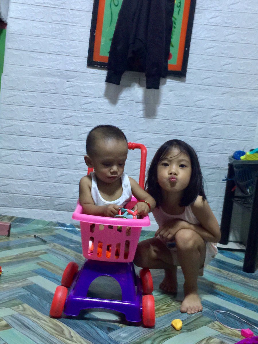 Cherryxoxoo's tweet photo. Mahal ko kayong dalawa sobra 🥰😘 https://t.co/Uzd4Ed2Xl7