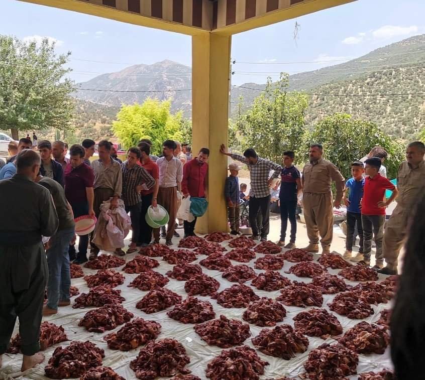 Şanlıurfa’nın bir köyünde tüm kurbanlar ortak kesildi. Yaklaşık bir ton 600 kg et kesen kesmeyen her eve 10 kg düşecek şekilde paylaştırıldı..