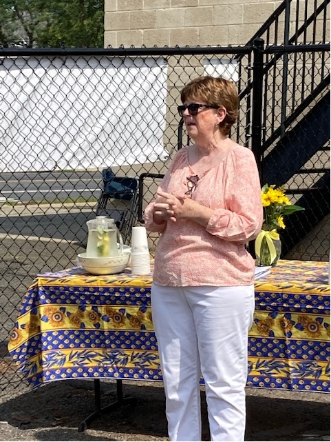 SomervilleClerk's tweet photo. Peggy Scott explains how her husband became a master gardener, starting his commitment to gardening in Jersey City and then volunteering his time and energy in Somerset and Hunterdon County. He loved gardening, mentoring others, and using his time to learn and teach. https://t.co/CXgdURNxmF