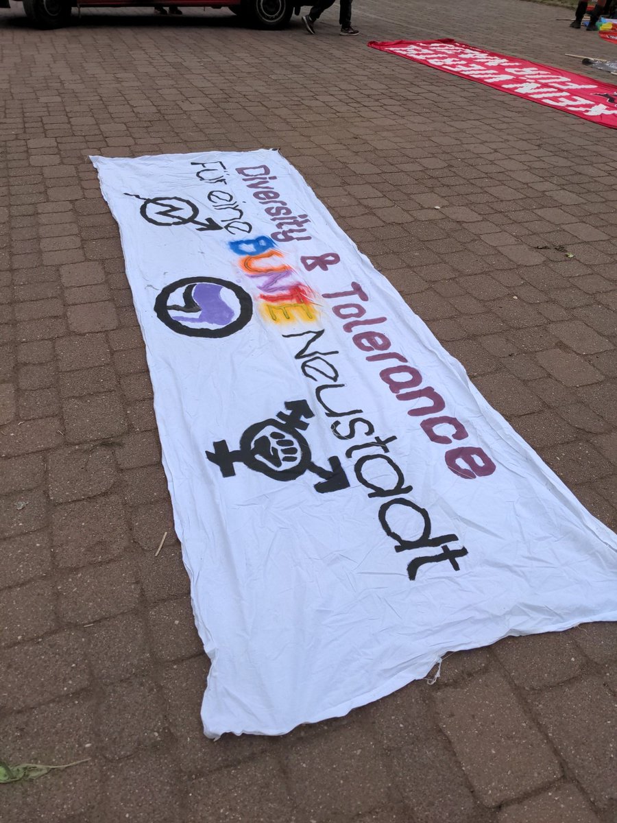 kollektiv_dd's tweet photo. Unsere Neustadtkiezdemo hat jetzt im Apark begonnen:) #dd0907 https://t.co/1tc666KzBf