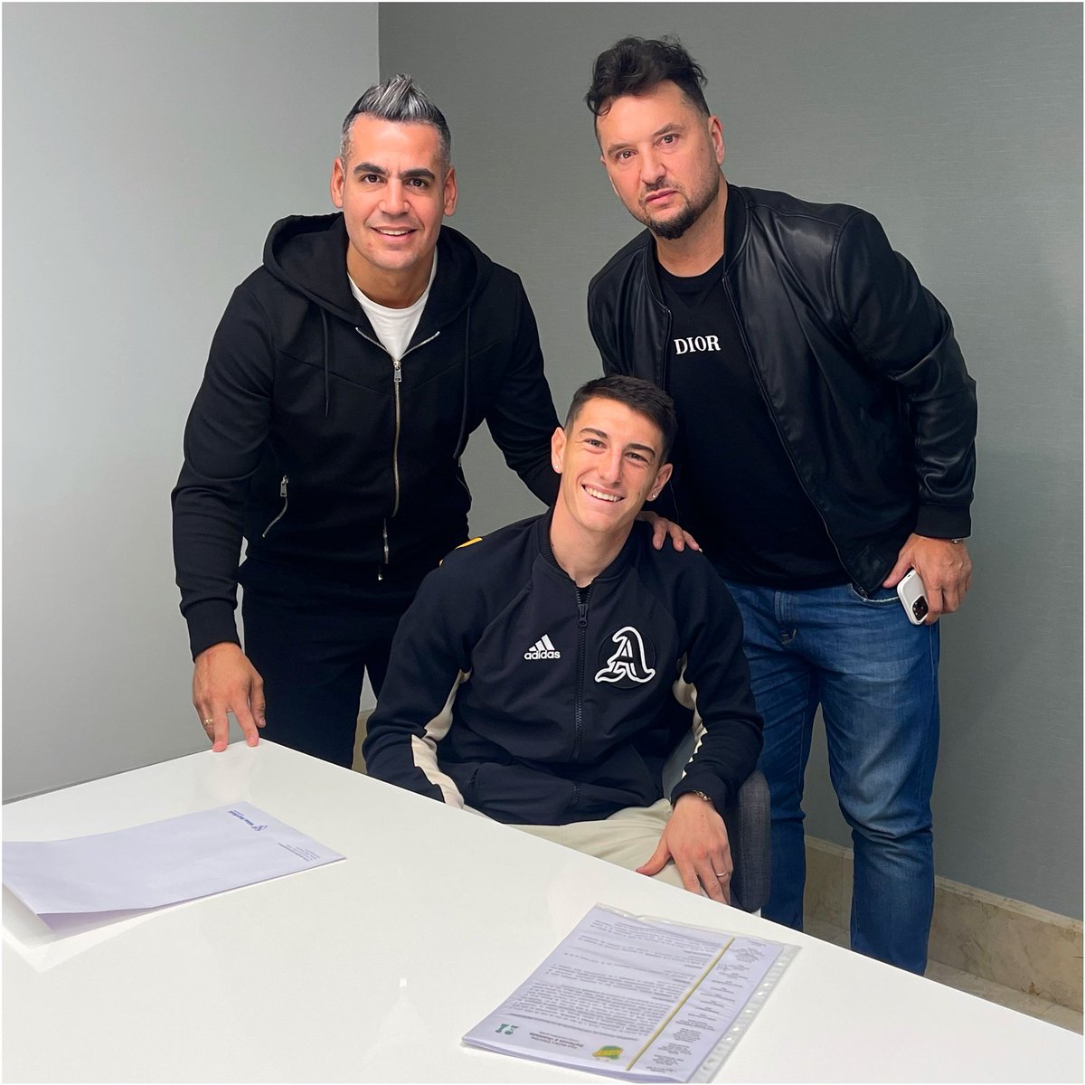 IgnacioVilarino's tweet photo. ✍️ ¡Muchos éxitos Fede!
#FedericoVersaci➕ @ClubDefensayJus 🦅🔰
#ScoreFutbol #OnlyCracks 🤝 https://t.co/bTprRmsbRT