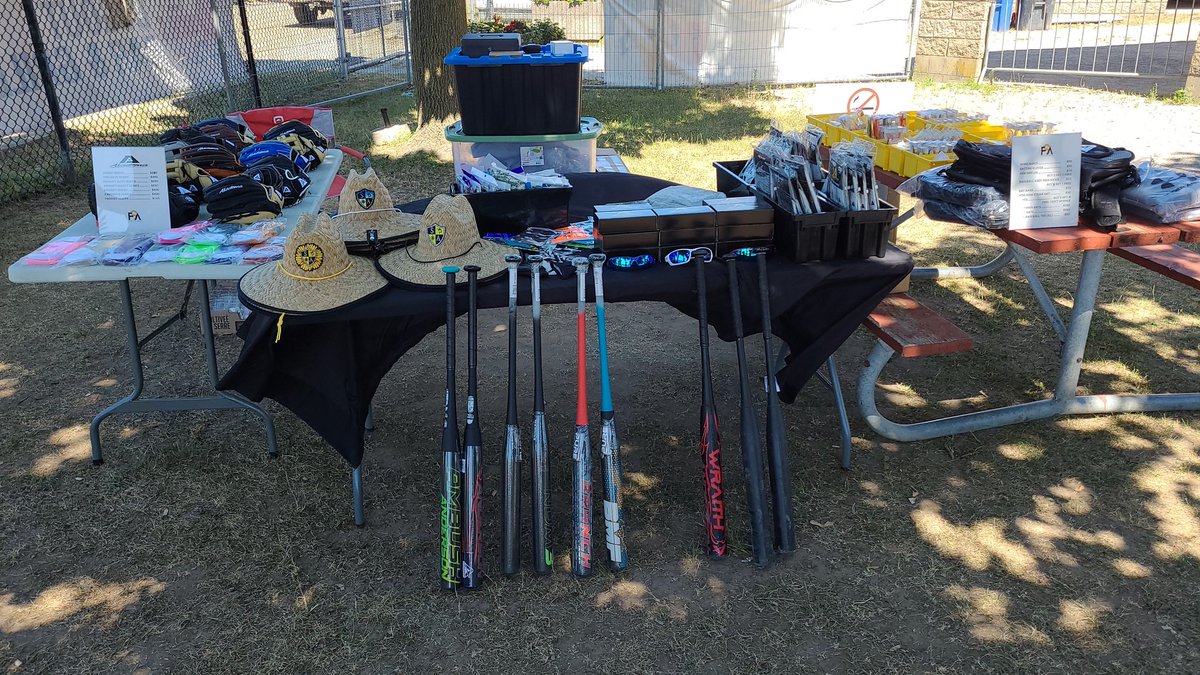 FSACanada's tweet photo. Back in Cambridge today at Dukes Dugout.. enjoying the weather and some Softball..  and selling.
#FSACanada #slowpitch #BaseBall #swingpure #akadema #Andersonbats https://t.co/2iCzHRbjH9