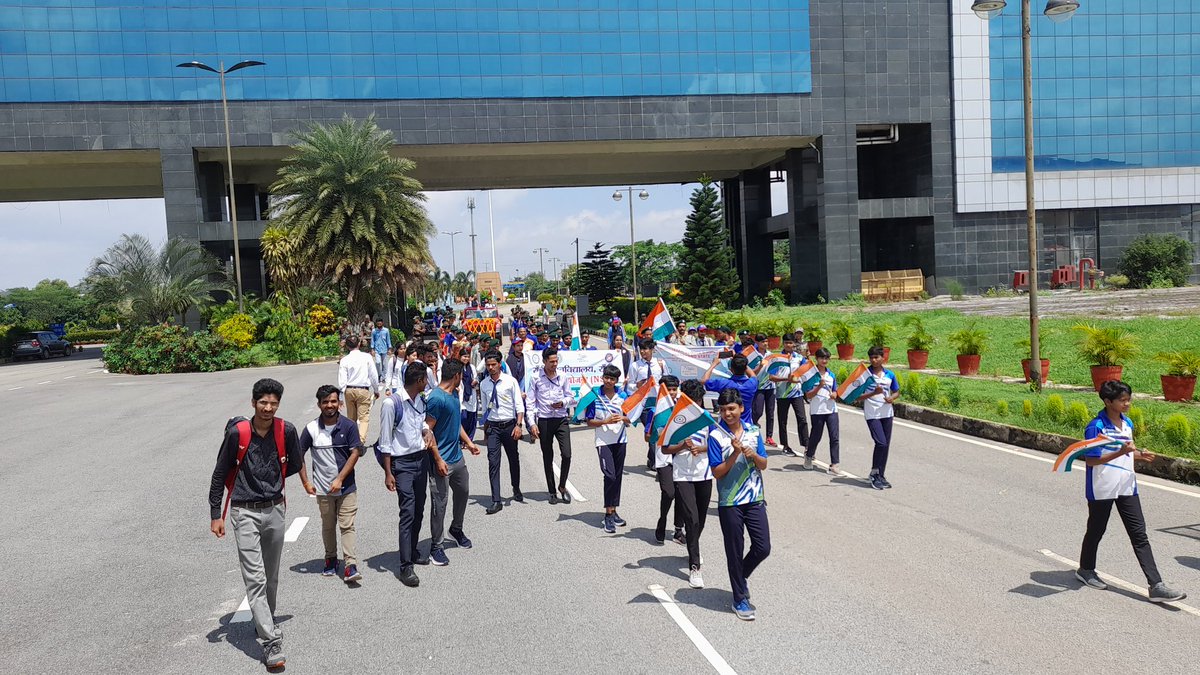NssRURanchi's tweet photo. 1st ever #ChessOlympiadTorchRelay reaches RANCHI on 7th July. 
Sports Minister of Jharkhand receives the Torch at Khelgaon Sports Complex while Grandmaster @SRC2010 takes it forward in the presence of notable guests. 
@YASMinistry
@jhar_governor #india4chessolympiad  @_NSSIndia https://t.co/Qv7hOlla9j