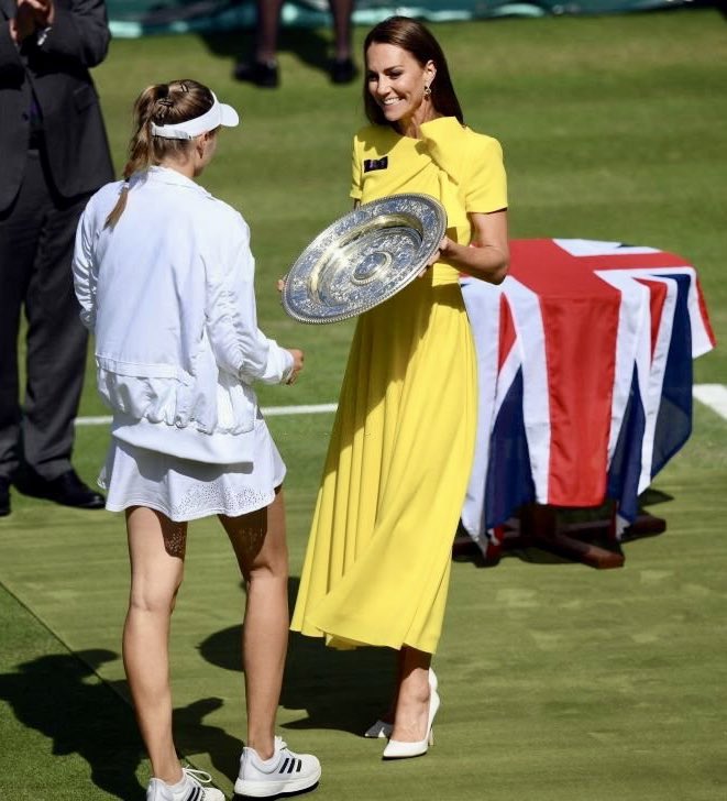 hrhcathwales's tweet image. The Duchess of Cambridge presenting Champion Elena Rybakina with the Rosewater Dish. #Wimbledon